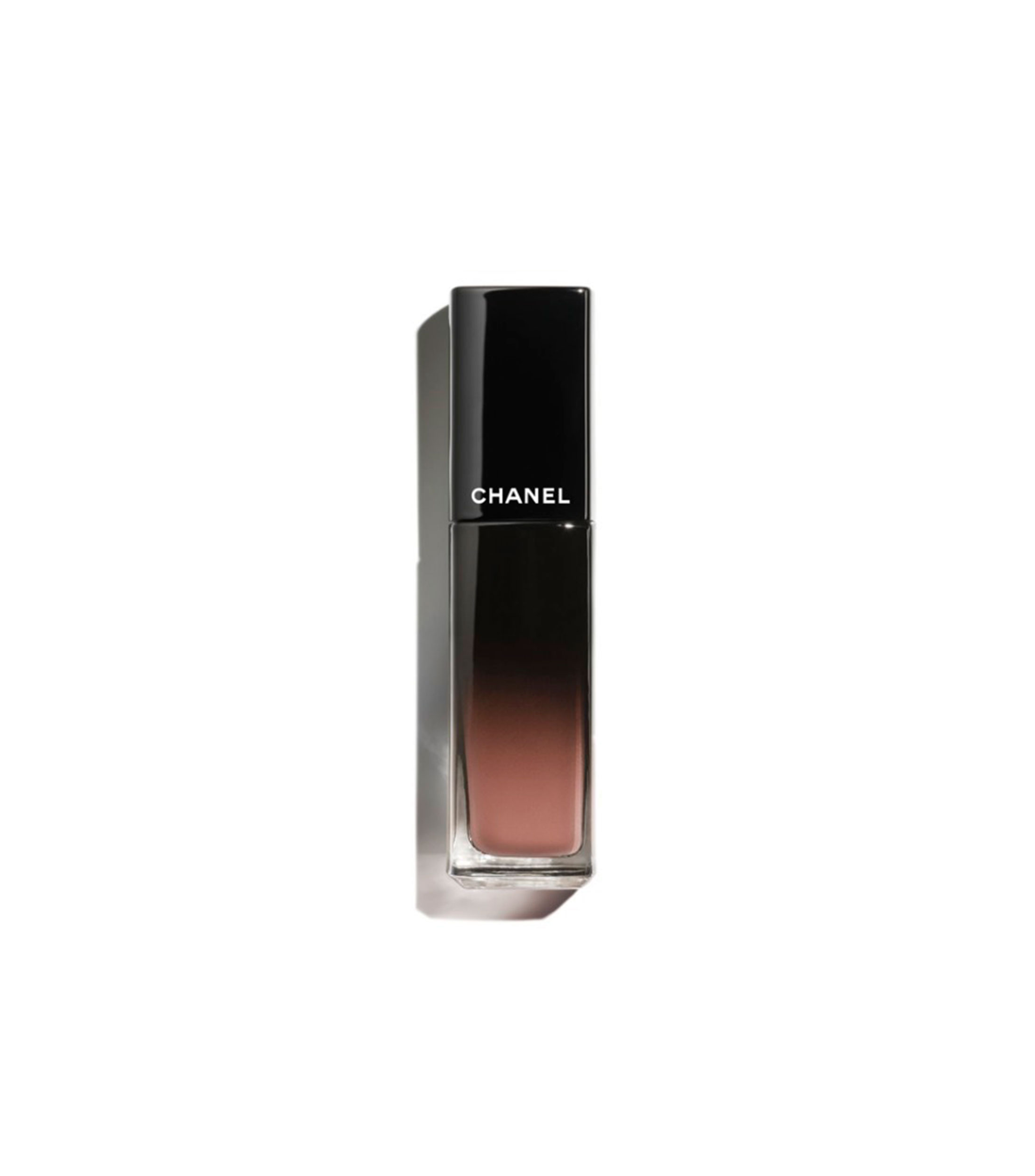 LA BARRA DE LABIOS LÍQUIDA BRILLANTE DE LARGA DURACIÓN